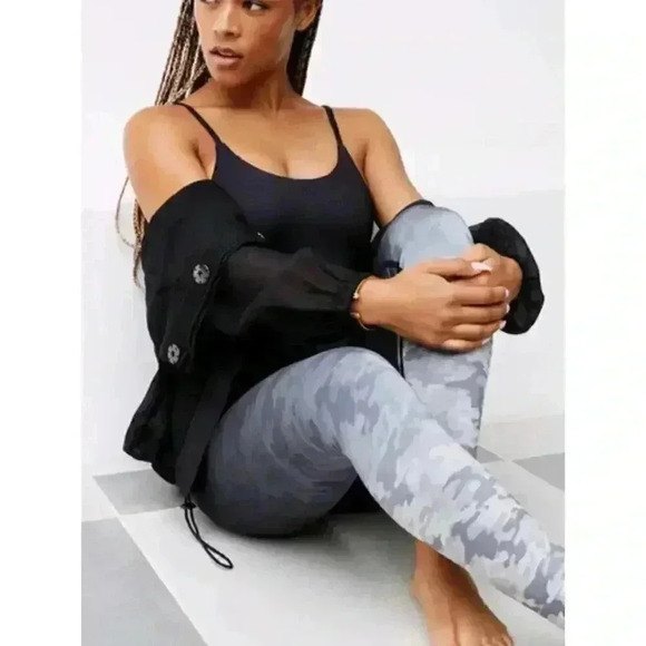 Good American Cinched Waist Capri Camo Size Large - Picture 3 of 13